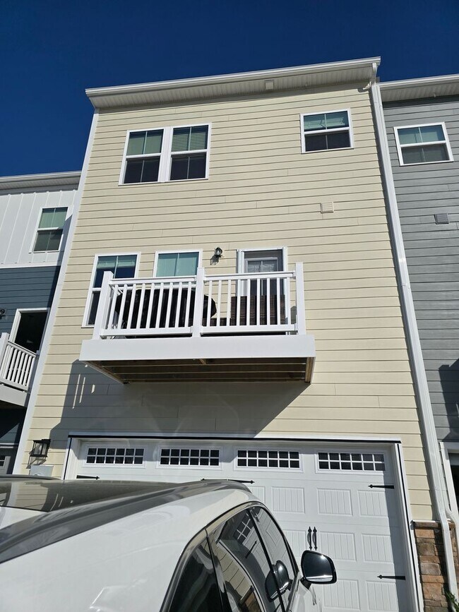 Building Photo - 4 Bed, 3.5 Bath Townhome Located just minutes from the VA/NC Line