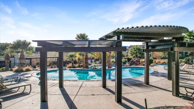Building Photo - 3800 Paradise Vlg Dr