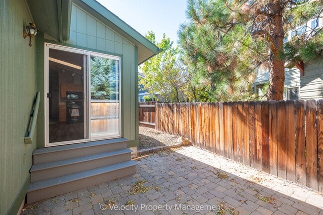 Building Photo - Clean & well kept, 3 bedroom, 2 bath!