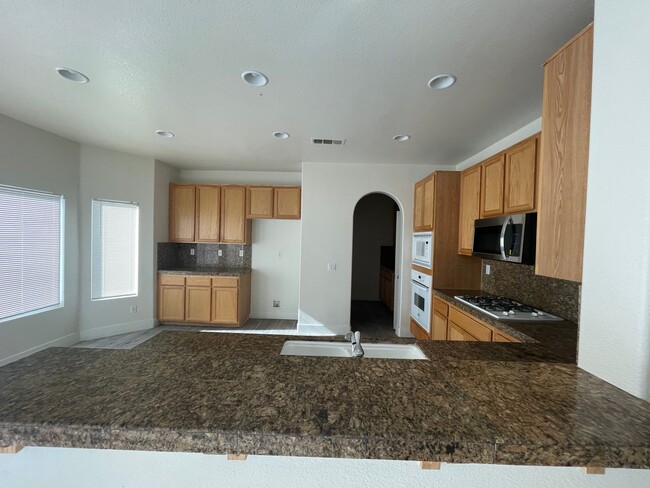 Building Photo - Victorville- Tanamera Home-  4 Bedrooms, 3...