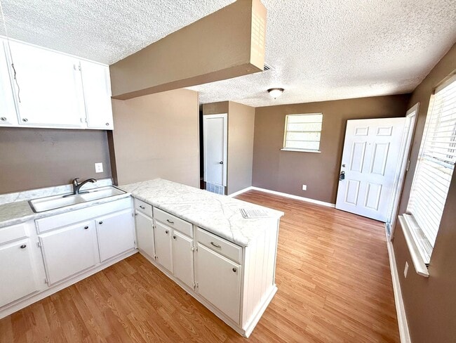 Building Photo - AVAILABLE NOW! 2 Bedroom / 1 Bath Duplex Near Brooks City Base!