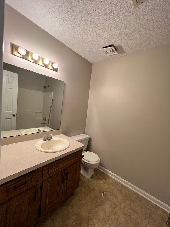 Building Photo - Cozy Home, Great Location!