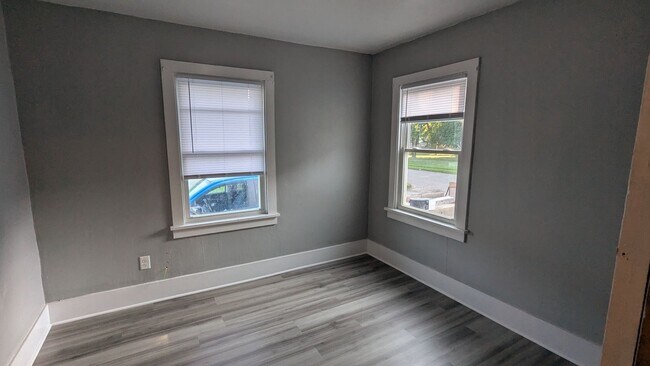 Building Photo - 306 Sullivan Ave