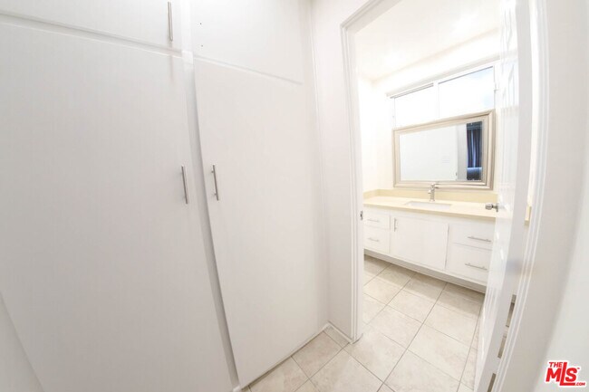 Building Photo - 7758 W 91st St