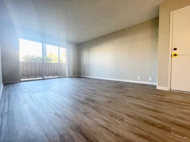 Building Photo - 1 Bedroom 1 Bath Condo (Pacific Beach)