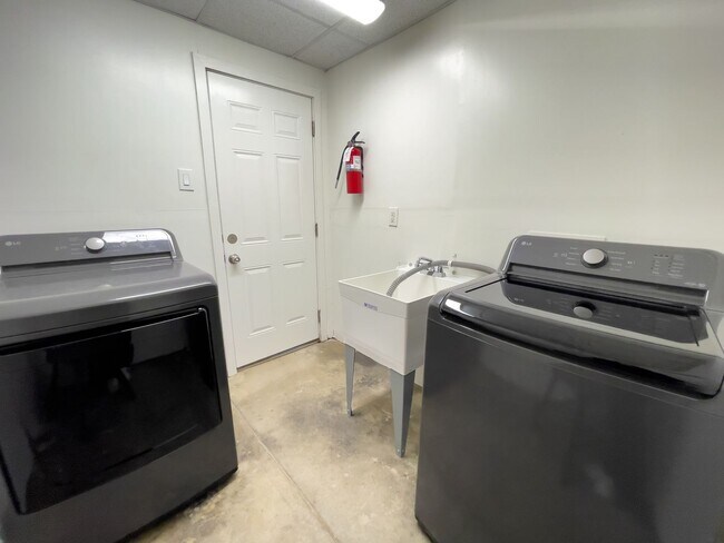 Building Photo - Bright & Inviting 1BR in the Heart of North Alhambra