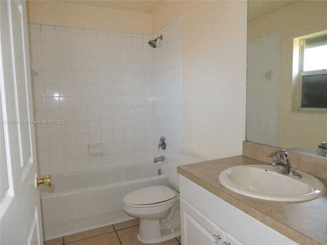 Building Photo - 2225 Laura Ln