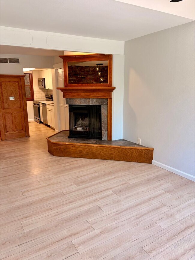 Building Photo - Two Bedroom PLUS Bonus Room on the West End of Pearl Street