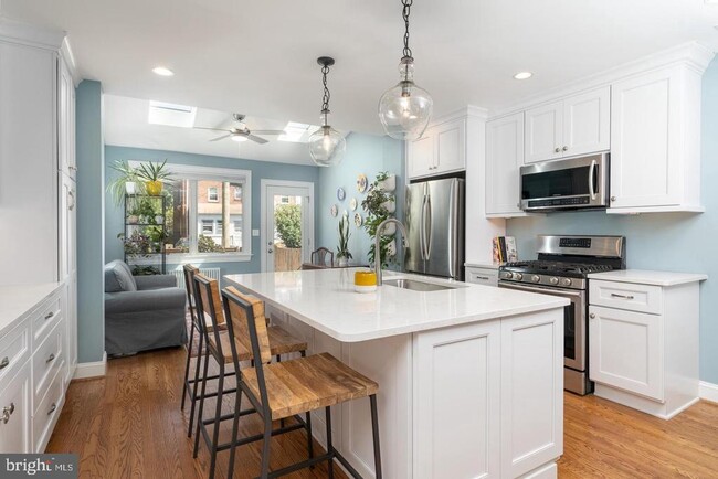 Building Photo - 1147 Colonial Ave