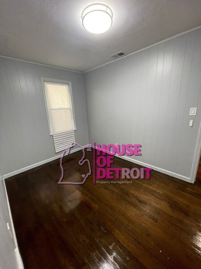 Building Photo - 3 BEDROOM | 2 BATH | FREE PRE SCREEN