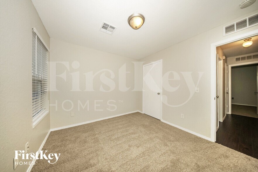 Building Photo - 1009 SW 153rd St