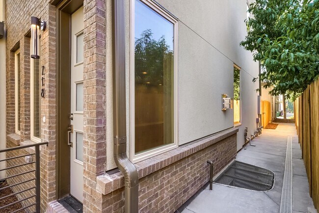 Building Photo - 3 bedroom / 3.5 bath Townhome + 2 Large Flex Spaces & Spacious Roof Top Deck!