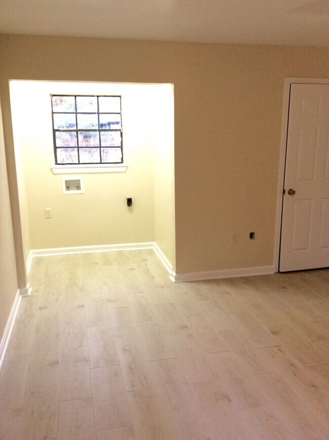 Building Photo - SPACIOUS NEWLY RENOVATED HOUSE