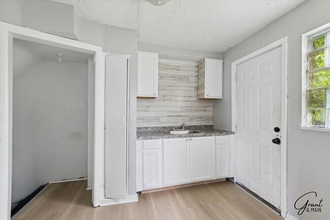 Building Photo - 18330/18332 Kelly Rd - Wise Man Investing LLC
