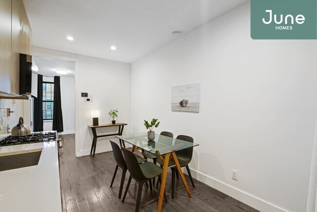 Building Photo - Full room in 3-bed/1.5-bath Home