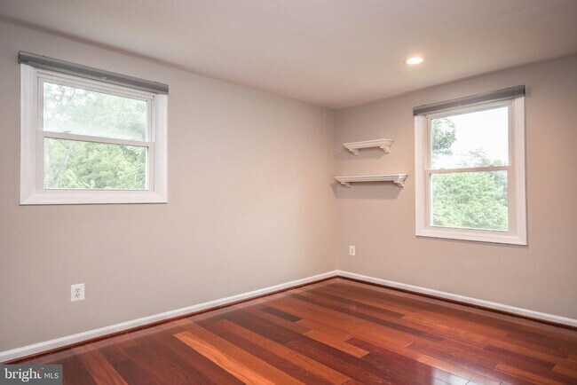 Building Photo - 9627 Locust Hill Dr