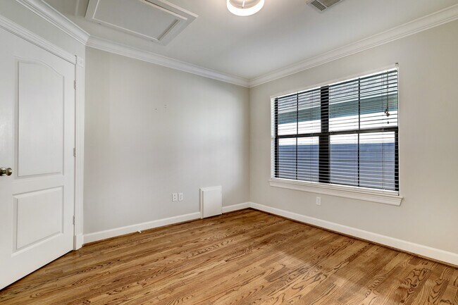 Building Photo - 5502 Blossom St