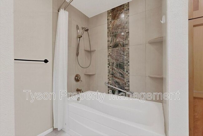 Building Photo - 8301 Cherry Hills Dr NE