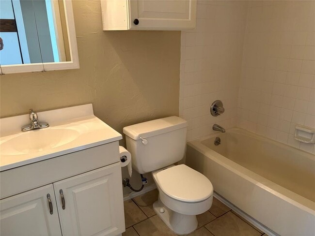 Building Photo - 21013 Highland Lake Dr