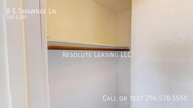 Building Photo - 8 E Shawnee Ln