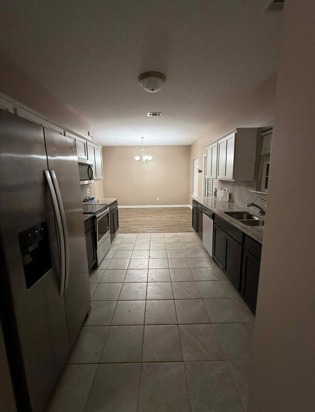 Building Photo - 4 Bed 2.5 Bath Two-Story Home