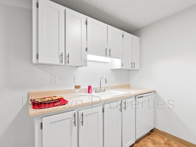 Building Photo - 6830 N Richmond Ave