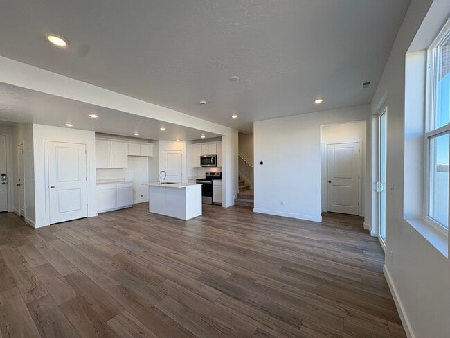 Building Photo - Gorgeous End-Unit Townhome in beautiful Salem!