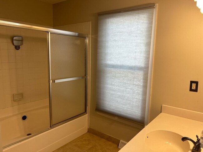 Building Photo - Three Bedroom Home in Bayview Farms - Jame...