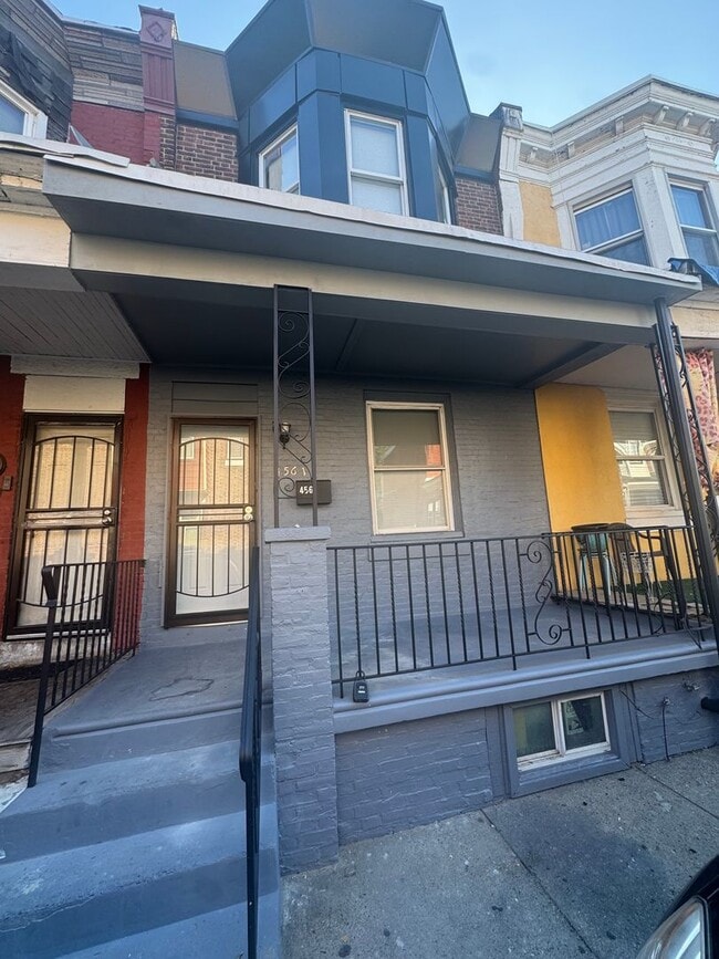 Building Photo - Renovated 4bd/1bth House with Rear yard!! ...