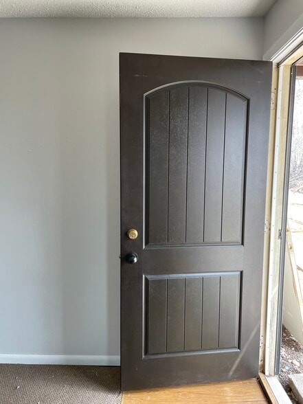 Entry unit 2 - 1209 E 4th St