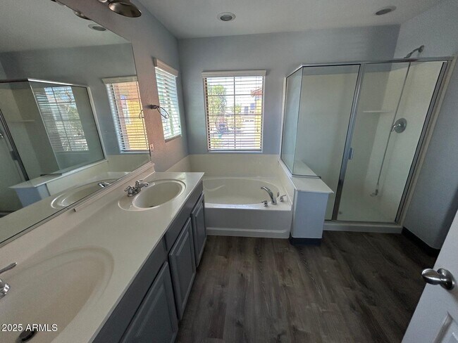 Building Photo - 869 E Doral Ct