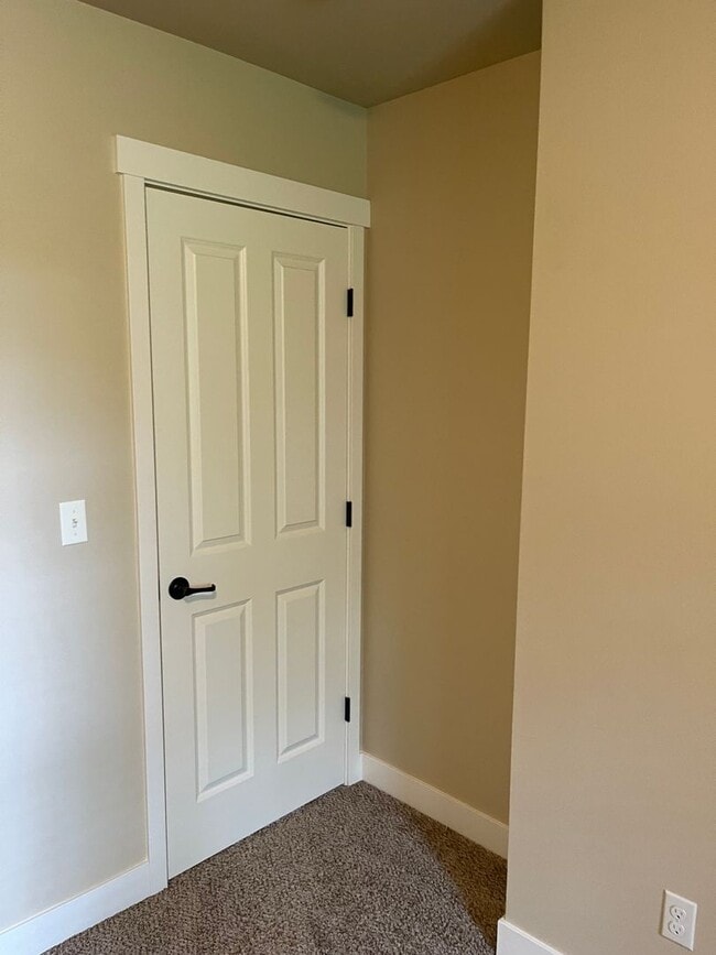 Building Photo - Beautiful 4 Bedroom in a small and exclusive neighborhood