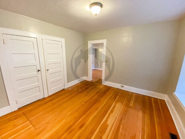 Building Photo - Cute Bungalow in NE Salem - Available Now