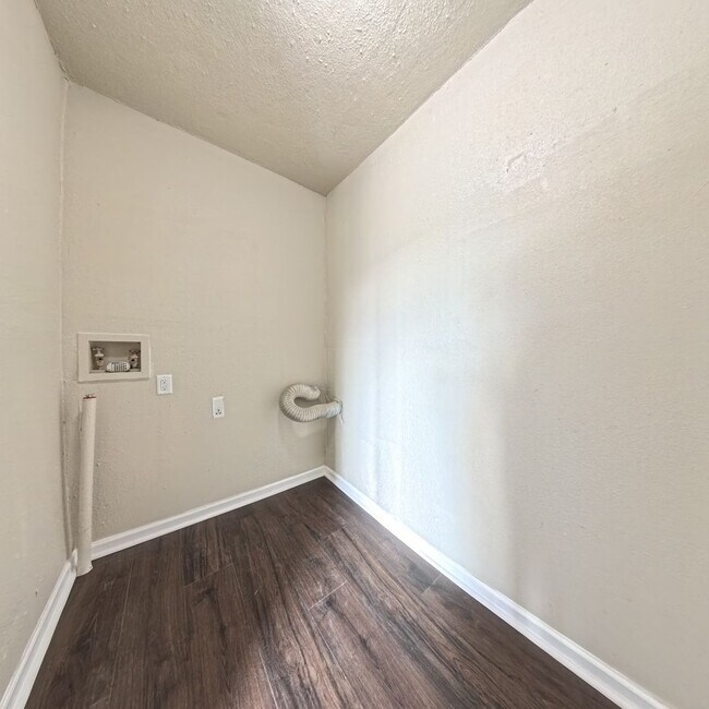 Building Photo - Newly updated 2 bedroom 1 bathroom home-Melcher