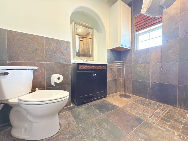 Building Photo - Luxury 3-Bedroom + Bonus Room Home in Gate...