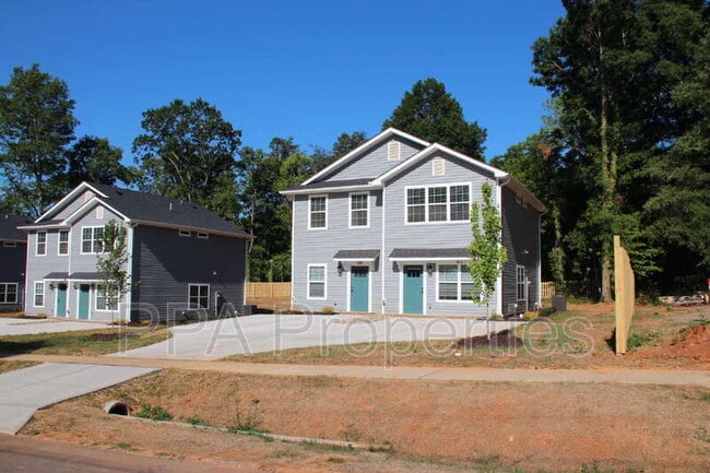 Building Photo - 402 Giles St