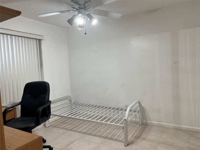 Building Photo - 7400 SW 37 Ct