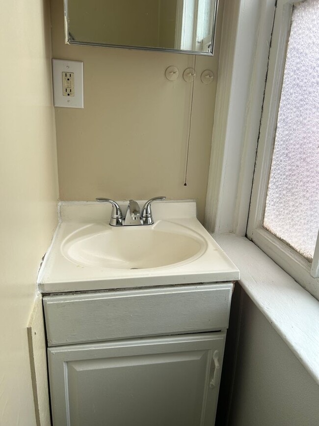 Building Photo - 121 N State St