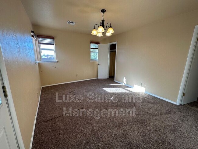 Building Photo - 116 W Rose Dr