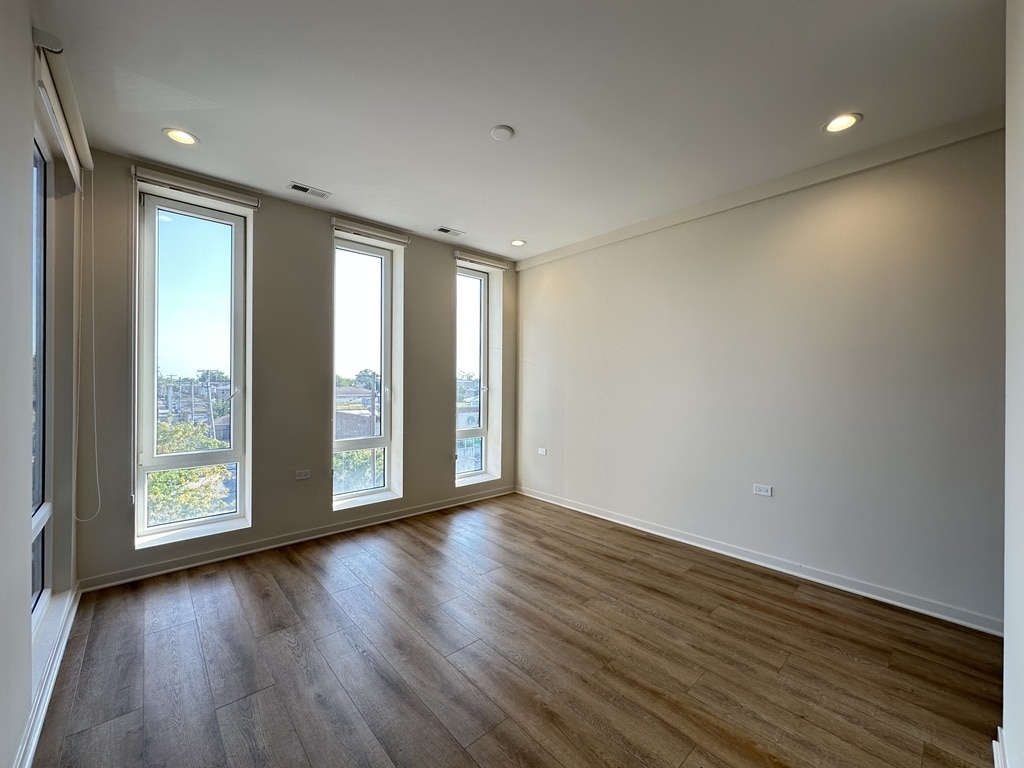 Building Photo - 6340 W Belmont Ave
