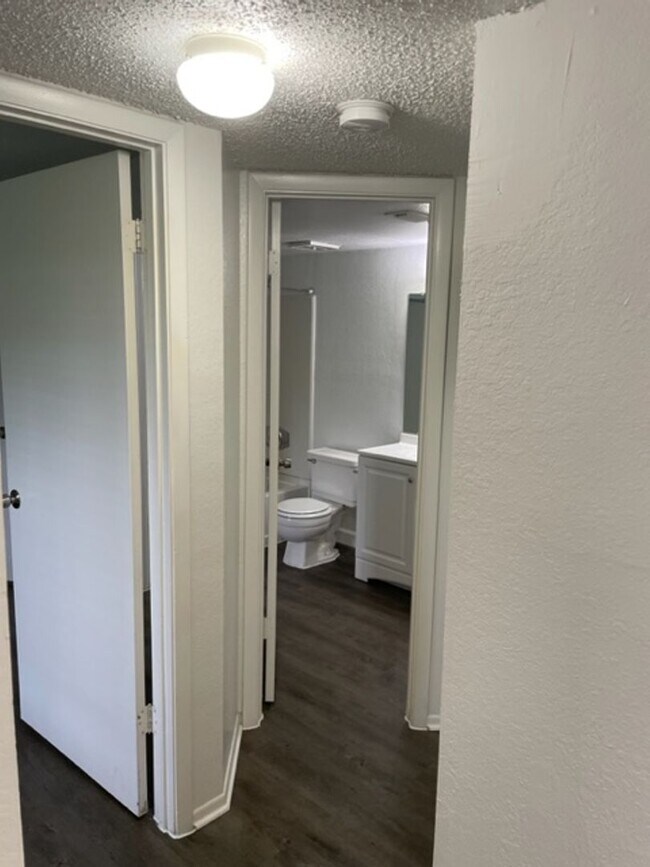 Building Photo - Landing - 633-107