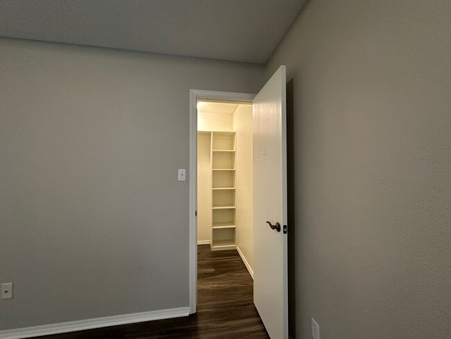 Building Photo - Gorgeously Updated 3 Bed 2 Bath 2 Car Garage