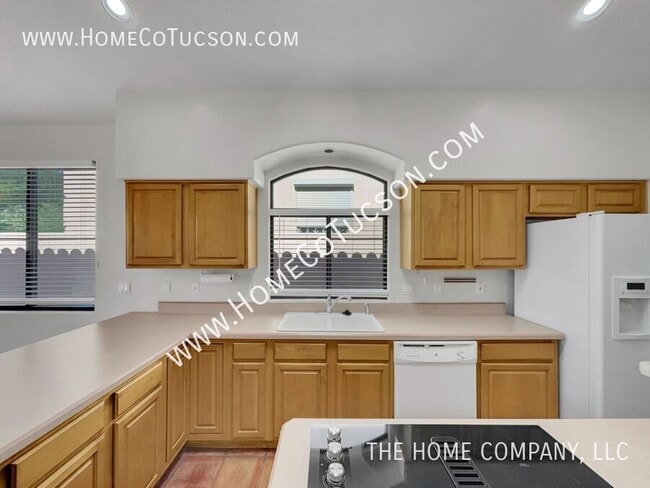 Building Photo - 6325 N Calle Del Halcon