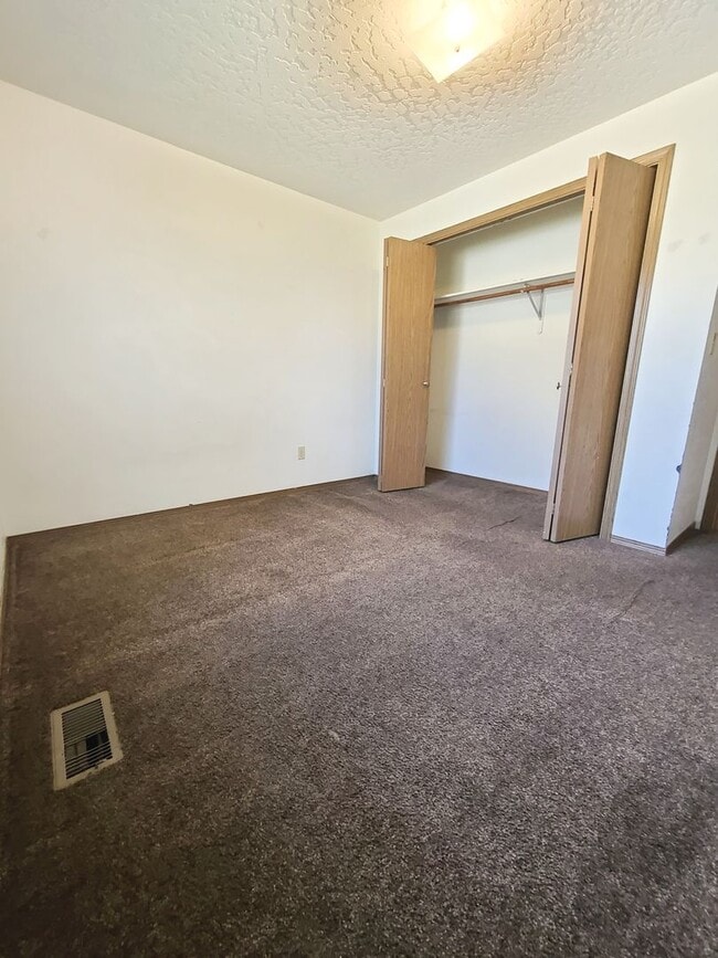 Building Photo - 3 bed 2 bath Single-Level townhome *Affordable Housing Property*