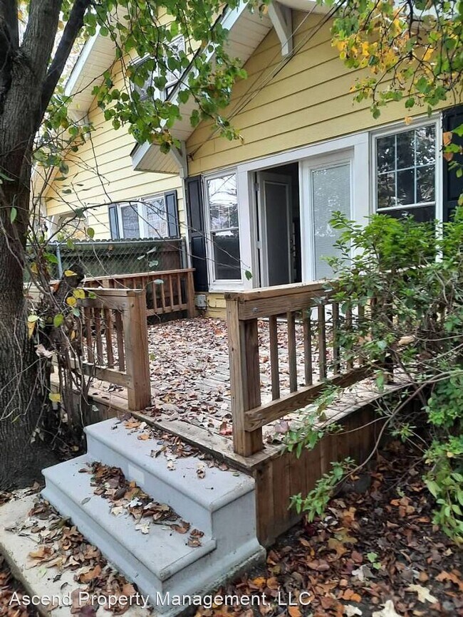 Building Photo - 4 br, 1.5 bath House - 541 Grove St