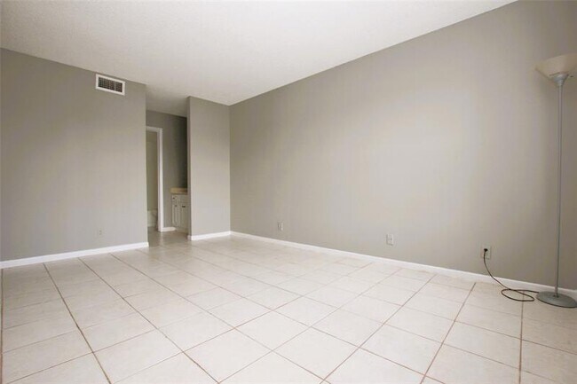 Building Photo - 217 Lake Pointe Dr