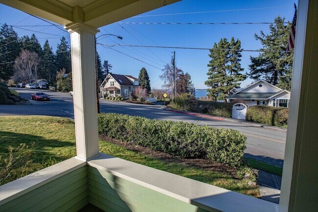 Building Photo - Gorgeous Vintage Home in Downtown Langley with Detached Guest Apartment!! Pet Friendly Too!