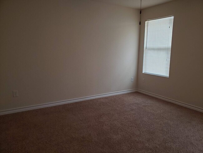 Building Photo - Townhome END unit