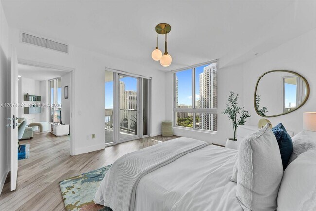 Building Photo - 300 S Biscayne Blvd