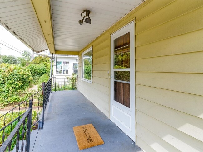 Building Photo - Beautifully remodeled corner lot Roosevelt Home